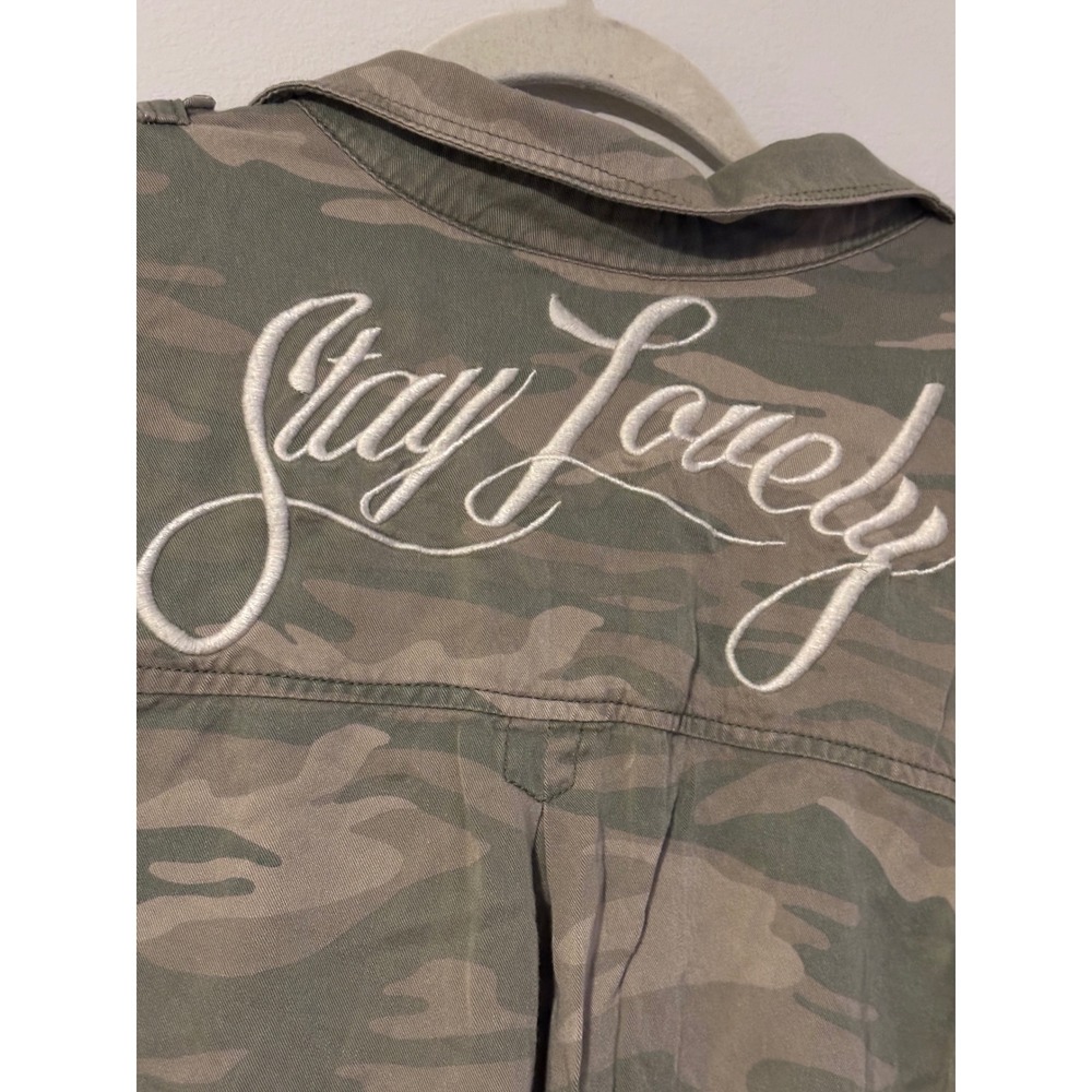 American Eagle Camo Stay Lovely Boyfriend Fit Button Down Shirt Green Womens M
